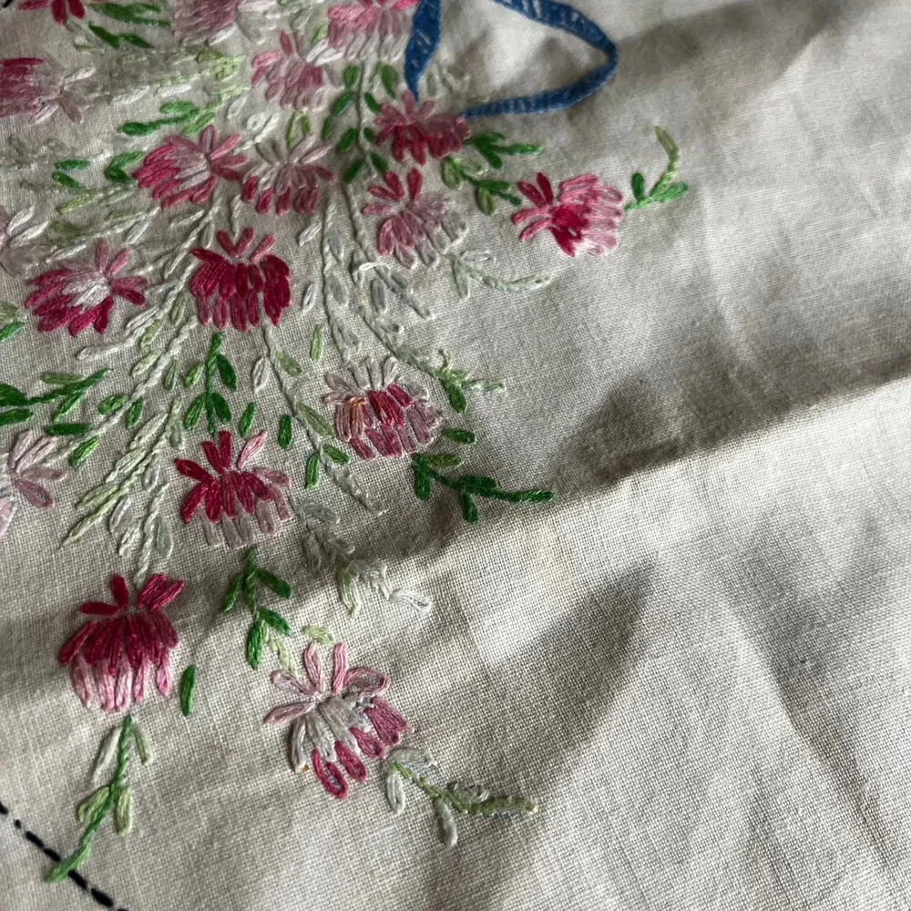 Vintage Hand Embroidered Table Runner Floral Butterfly Pink Crochet Lace 34x13.5
